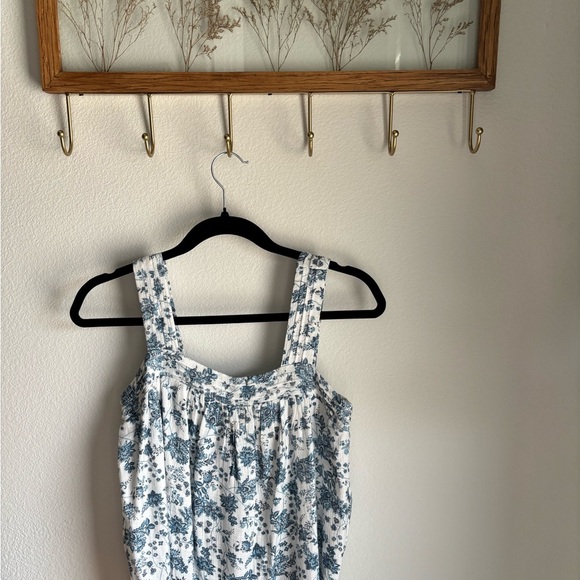 Coastal Blue and White Floral Sleeveless Top - Picture 2 of 7